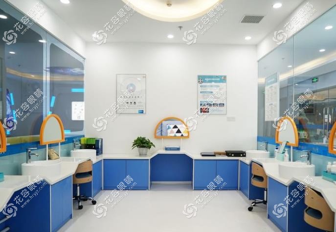 上海潤賢眼科的診療環(huán)境溫馨舒適hryjz.com